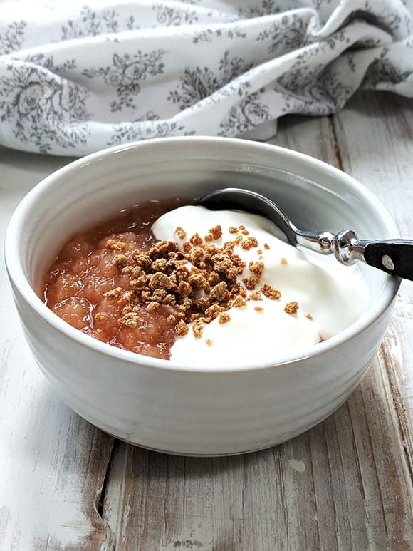  Eine Schüssel Nullpunkt-Apfelsauce mit Joghurt