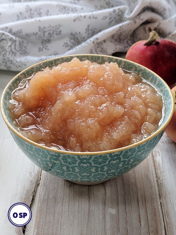  Un tazón de salsa de manzana de punto cero