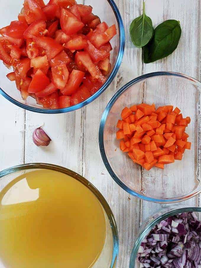 Ingredients to make tomato soup